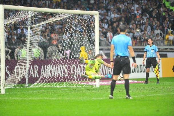 Atltico perdeu por 4 a 3 para o Coln nos pnaltis e foi eliminado da Copa Sul-Americana. Goleiro argentino Burin defendeu penalidades de Rver e Cazares