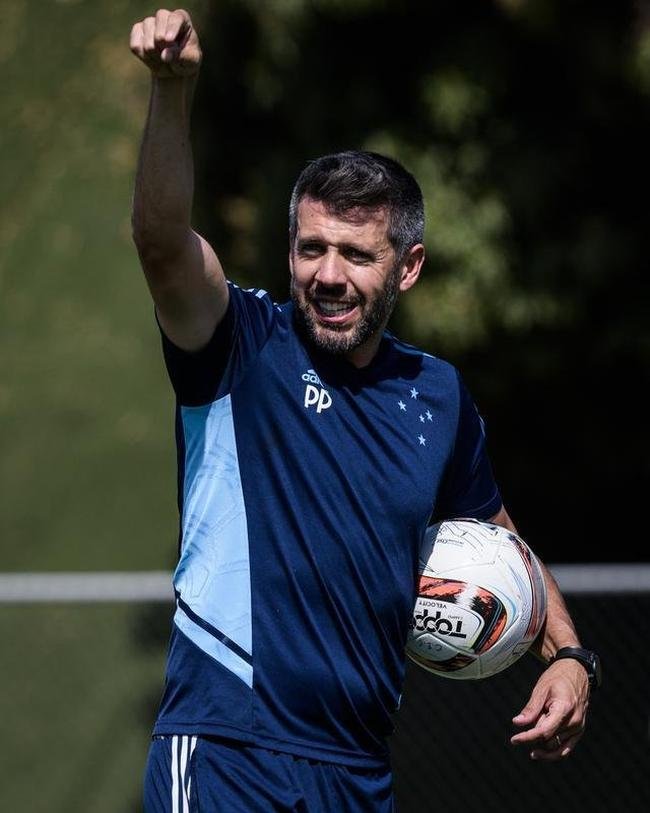 Fotos do treino do Cruzeiro nesta quinta-feira (4), na Toca da Raposa II, em Belo Horizonte. Time celeste enfrentar o Tombense no sbado, s 19h, no Mineiro, pela Srie B.