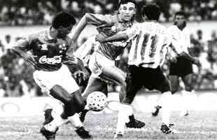 Em 1992, Renato Gacho prometeu trs gols e marcou quatro na final do Mineiro contra o Amrica e o Cruzeiro faturou o ttulo, no Mineiro com 62.589 pagantes.