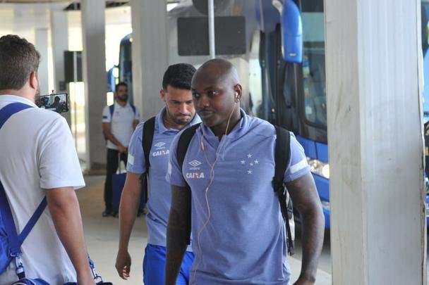 Jogadores do Cruzeiro embarcaram no Aeroporto de Confins, na tarde desta tera-feira, para duelo decisivo contra o Corinthians, em So Paulo, pela final da Copa do Brasil