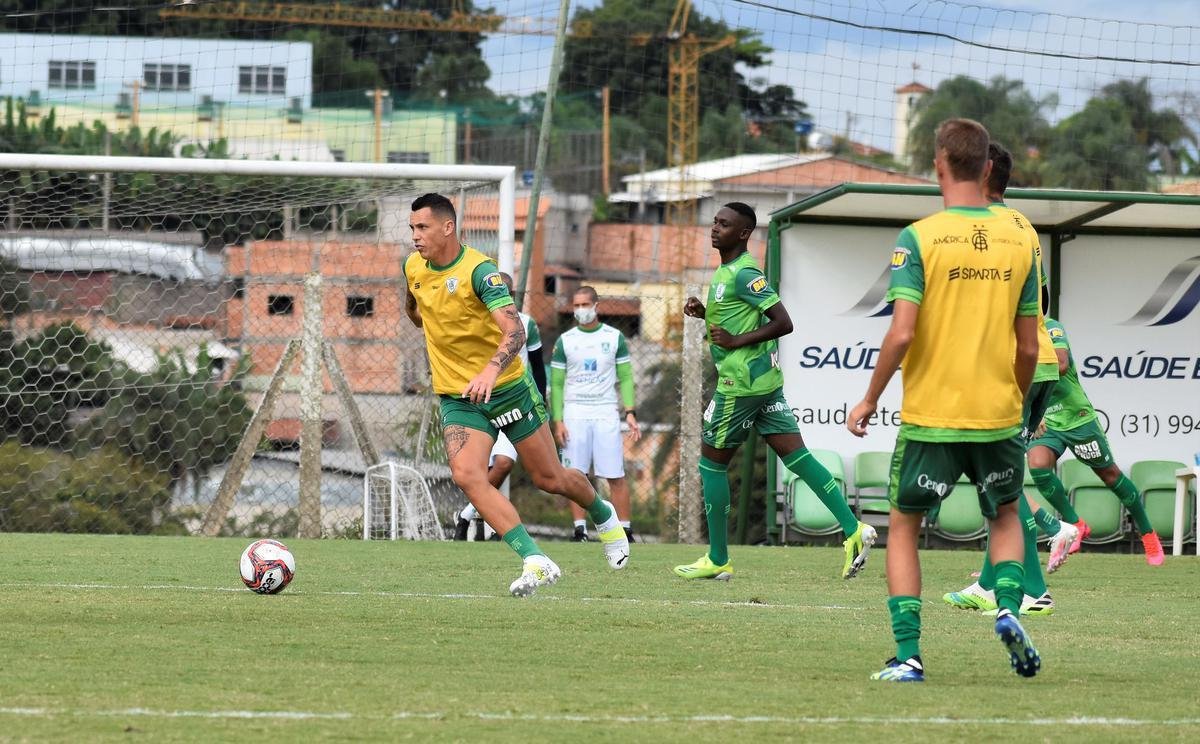O Amrica segue com treinamentos intensivos voltados para a disputa do Campeonato Mineiro. No prximo sbado (27), o Coelho estreia no estadual diante do Boa Esporte, s 19h. A partida ser realizada no Independncia, em Belo Horizonte. A tendncia  que, neste primeiro compromisso, o tcnico Lisca utilize jogadores que tiveram menor minutagem na temporada 2020/21, alm de nomes promissores das categorias de base do clube.