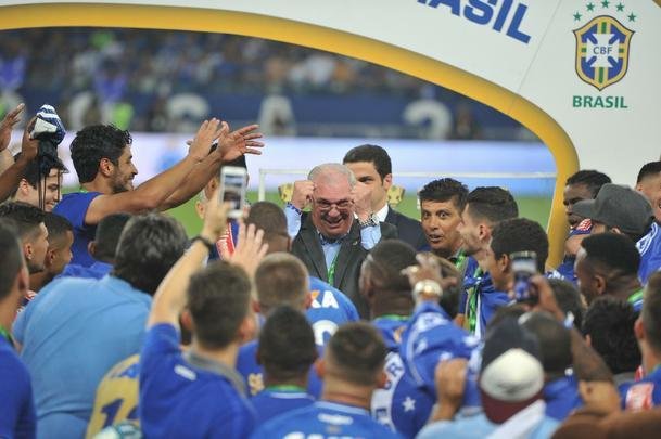 Depois da vitria por 5 a 3 nos pnaltis, que teve Fbio como heri, jogadores e comisso tcnica comemoraram muito no gramado do Mineiro. Capito Henrique ergueu a taa do penta no Gigante