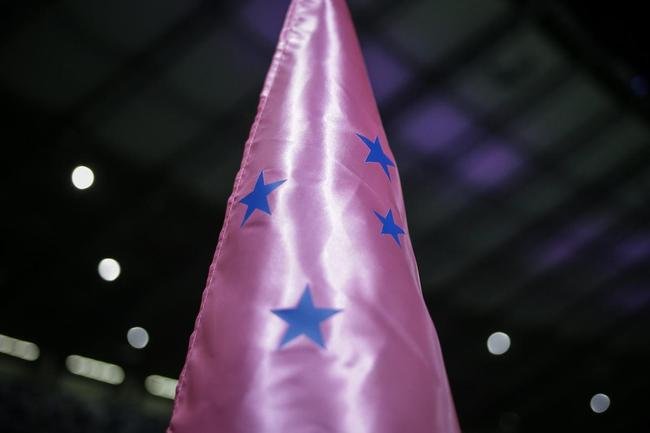 Mineiro teve show de luzes e iluminao especial antes do jogo entre Cruzeiro e Ituano pela Srie B do Campeonato Brasileiro. Estdio aderiu  campanha Outubro Rosa, de conscientizao da sociedade para a preveno do cncer de mama. Houve ainda espetculo com fogos e aes de patrocinadores do clube na esplanada para o torcedor, que festejou com o time o ttulo da Srie B do Brasileiro