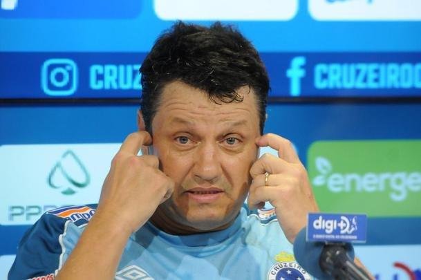 Fotos da apresentao de Adilson Batista como novo tcnico do Cruzeiro. Tcnico teve reunio com jogadores na Toca da Raposa II, falou com a imprensa e depois comandou seu primeiro treino