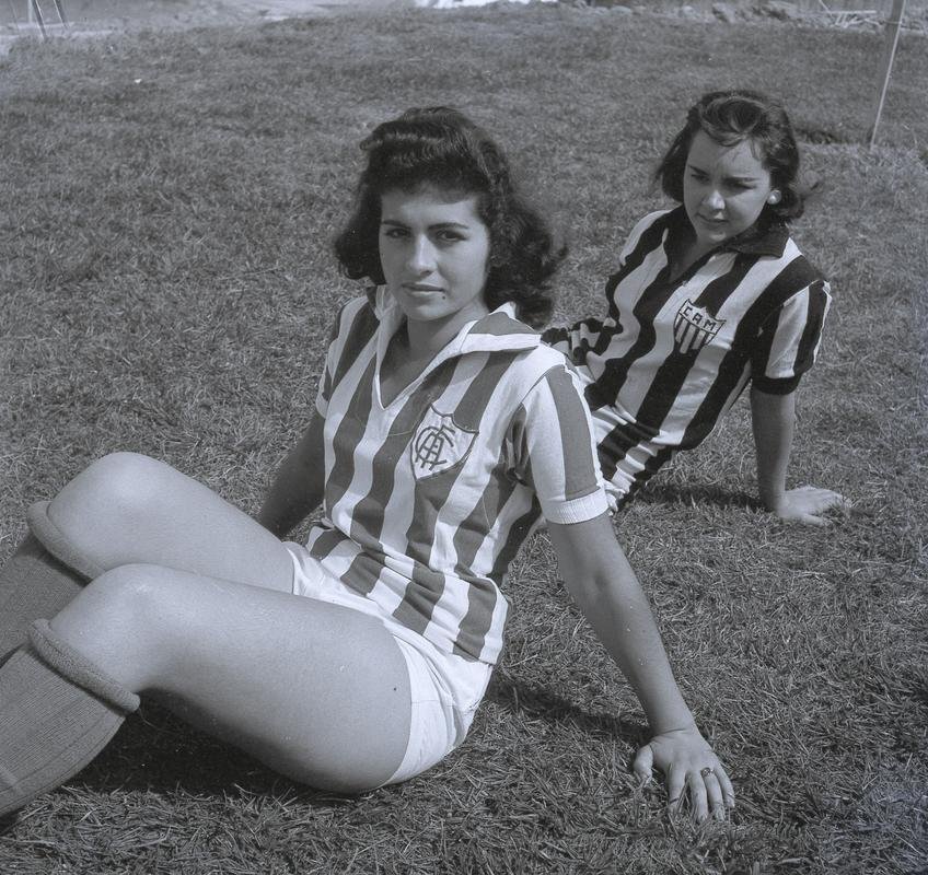 Para promoo do clssico, Mirna, do Amrica, e Marielza, do Atletico, fizeram uma sesso de fotos