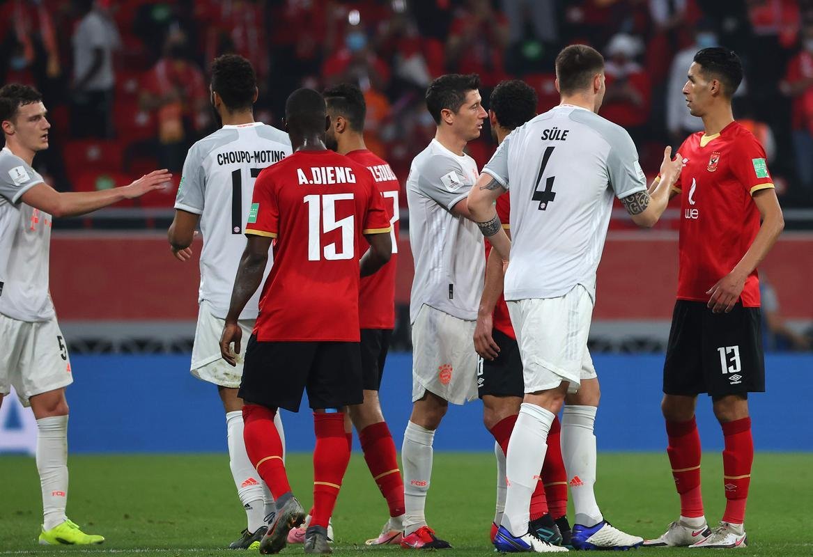 Bayern de Munique derrotou egpcios do Al Ahly por 2 a 0, com dois gols do polons Robert Lewandowski, e se garantiu na deciso do Mundial de Clubes contra o Tigres, do Mxico