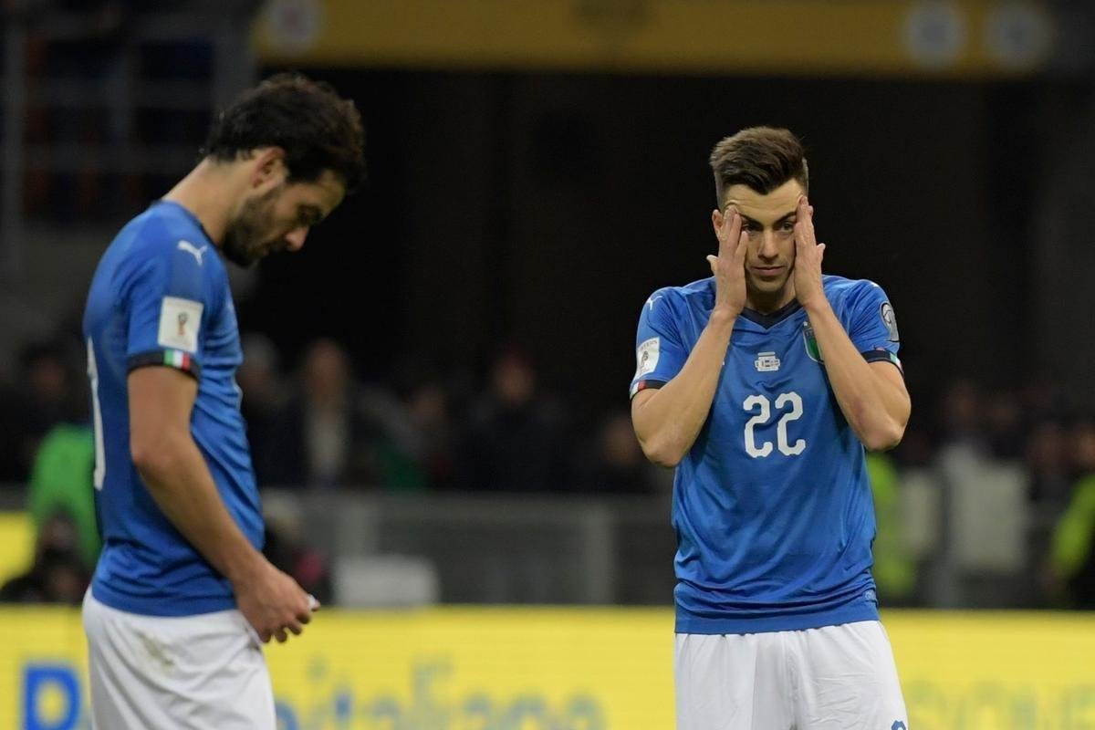 Imagens da decepo italiana com a eliminao diante da Sucia na repescagem: Azzurra fora da Copa