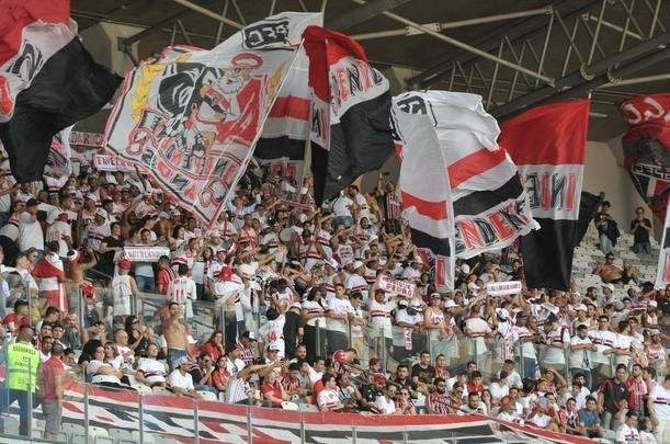Imagens das torcidas de Cruzeiro e So Paulo no Mineiro