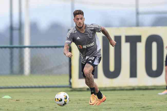 Improvisado na lateral, Edenilson garante dedicação extra no Galo