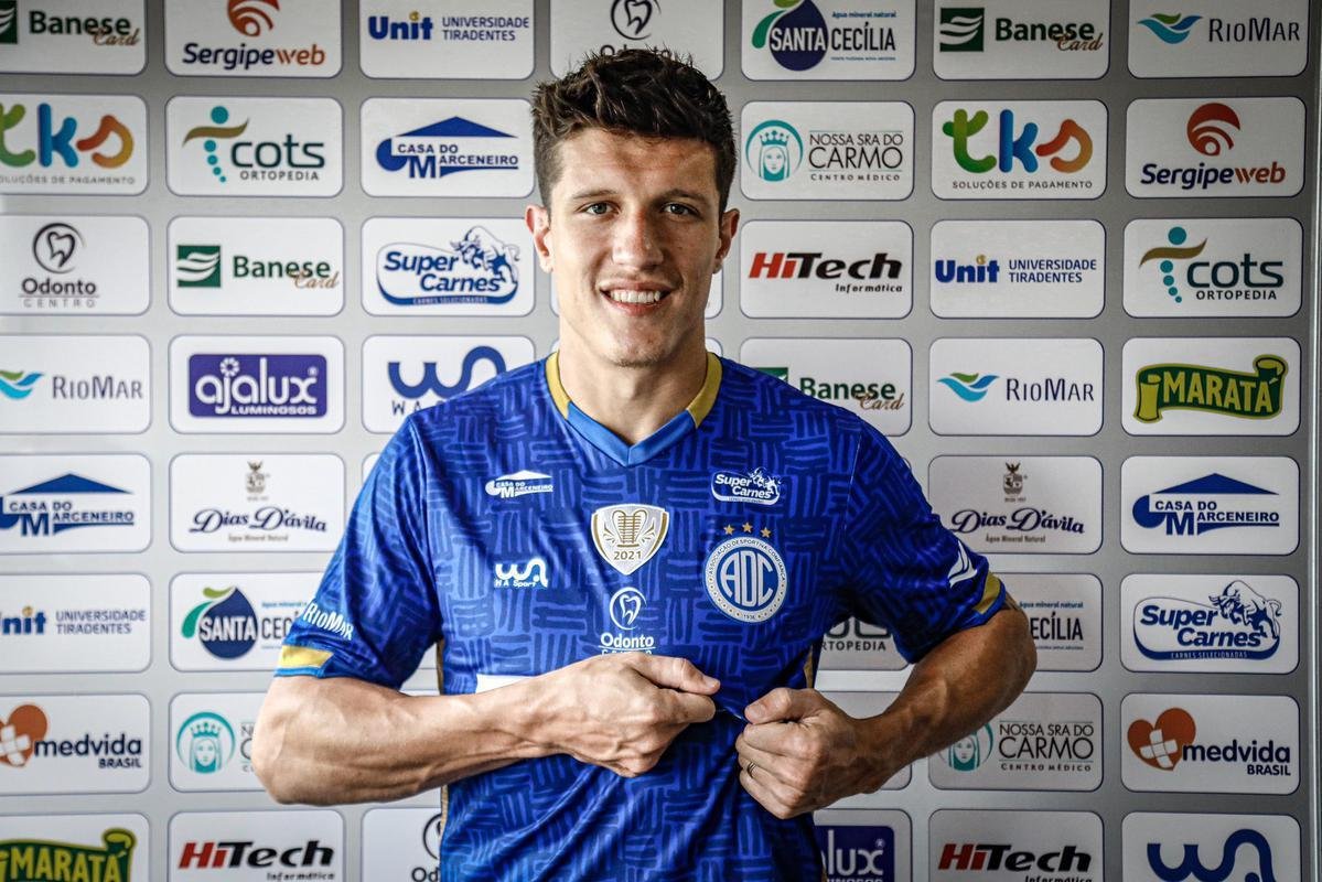 Victor Salinas, zagueiro (Confiana)