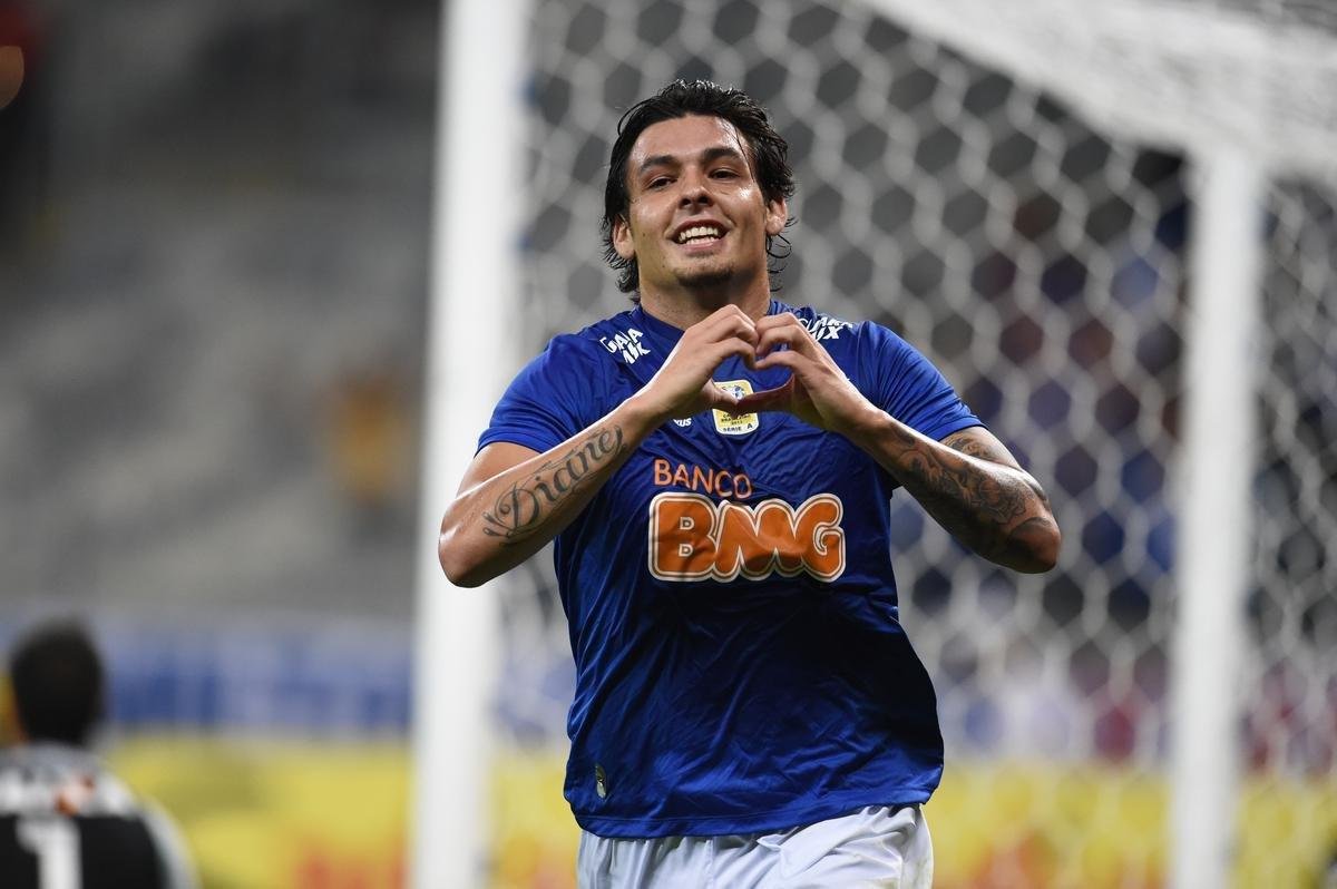 Ricardo Goulart no vestiu a 10 do Cruzeiro, mas, assim como Everton Ribeiro, tinha todos os atributos para vestir essa camisa. Foi bicampeo brasileiro em 2013 e 2014, Ricardo Goulart foi um dos destaques do elenco celeste bicampeo Brasileiro (2013 e 2014), disputou 106 jogos e marcou 38 gols. Em janeiro de 2015, foi vendido por 15 milhes de euros ao Guangzhou Evergrande, da China.