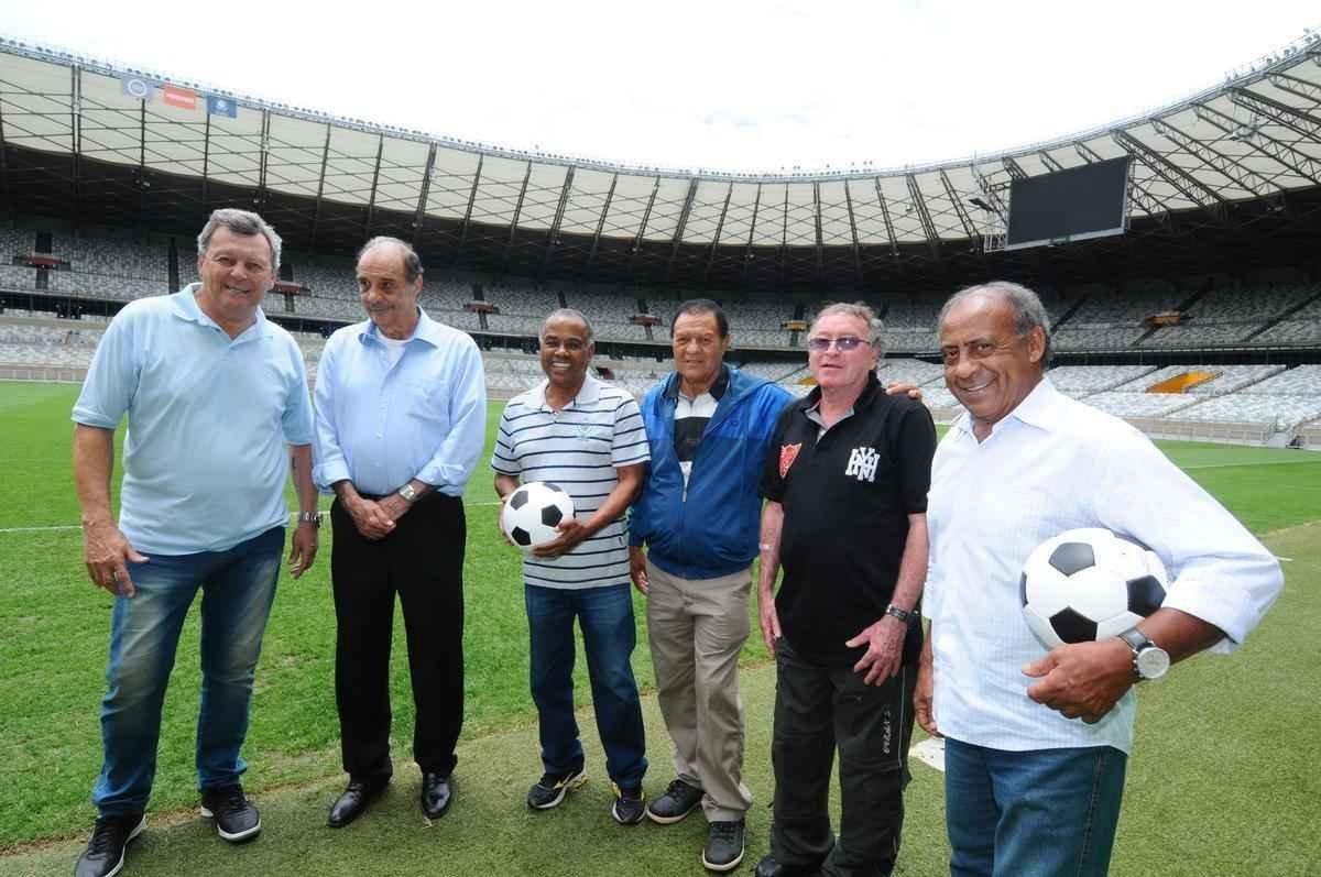 Neco, Raul, Procpio, Dirceu Lopes, Evaldo e Natal na visita ao Mineiro promovida pelo Superesportes