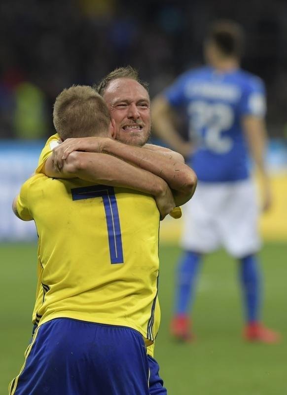 Festa da Sucia com a conquista da vaga na Copa de 2018 sobre a tradicional Itlia