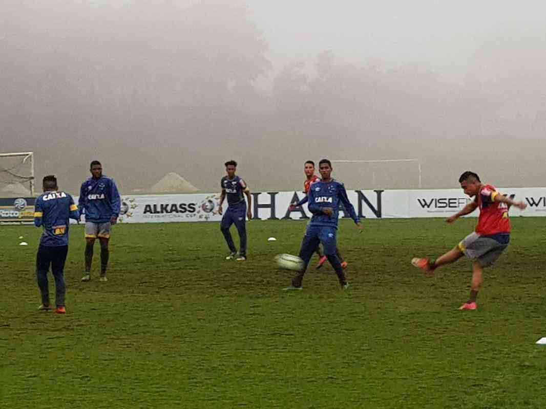 Cruzeiro realizou atividade sob muita neblina em Chapec-SC, nesta quarta-feira, antes de compromisso contra a Chapecoense