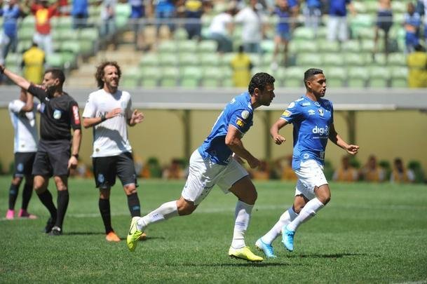 Lances da partida entre Cruzeiro e Grmio, no Independncia, pela 18 rodada do Campeonato Brasileiro