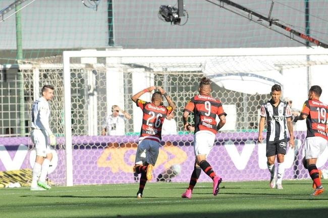 Paulinho comemora gol do Flamengo no Independ�ncia