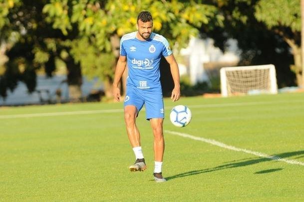 Tcnico da equipe sub-20, Ricardo Resende comandou nesta quinta-feira o primeiro treino como interino no Cruzeiro. Ele orientar a equipe na partida de domingo, s 16h, contra o Ava, na Ressacada, pela 14 rodada do Campeonato Brasileiro. Enquanto isso, a diretoria celeste busca um substituto para Mano Menezes, desligado do clube aps derrota para o Internacional, por 1 a 0, nessa quarta, pelo jogo de ida da semifinal da Copa do Brasil.