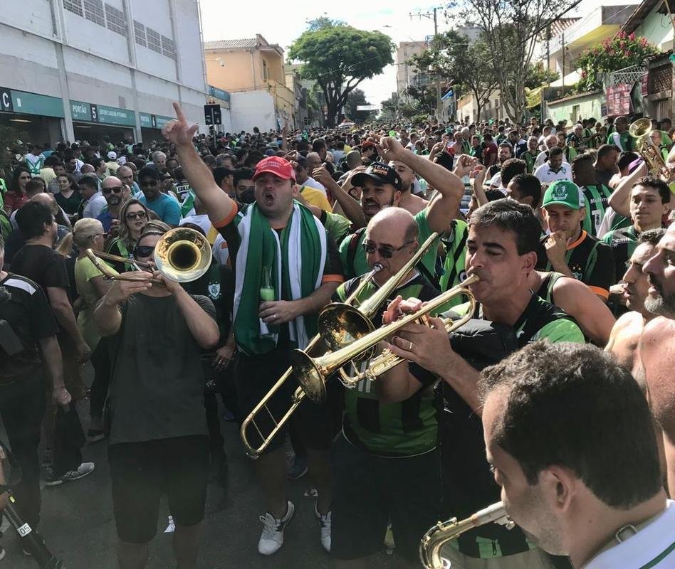 Torcedores do Amrica fazem a festa nos arredores do Independncia, com f na vitria do Coelho contra o So Bento