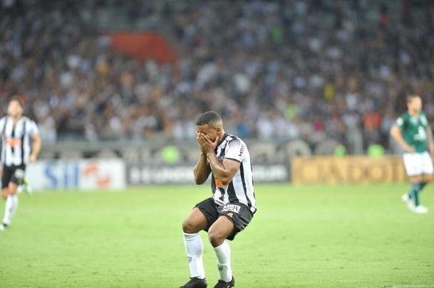 Marquinhos abriu o placar para o Atltico em chute cruzado: 1 a 0