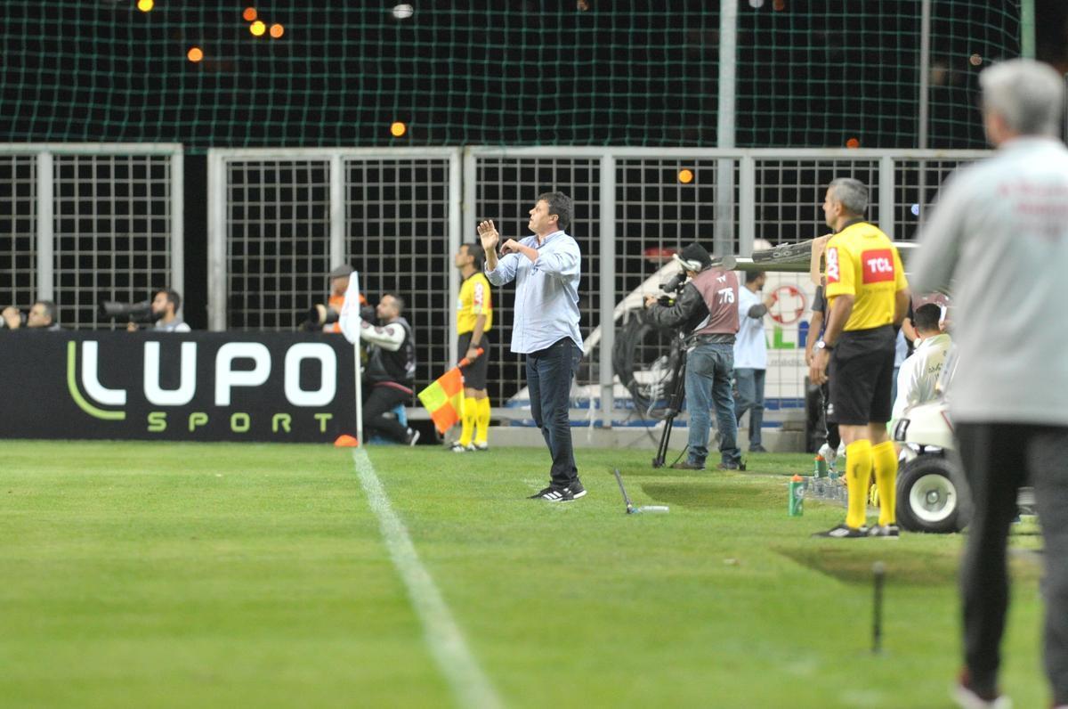 Tcnico Adilson Batista durante sua estreia no comando do Amrica, diante do Internacional
