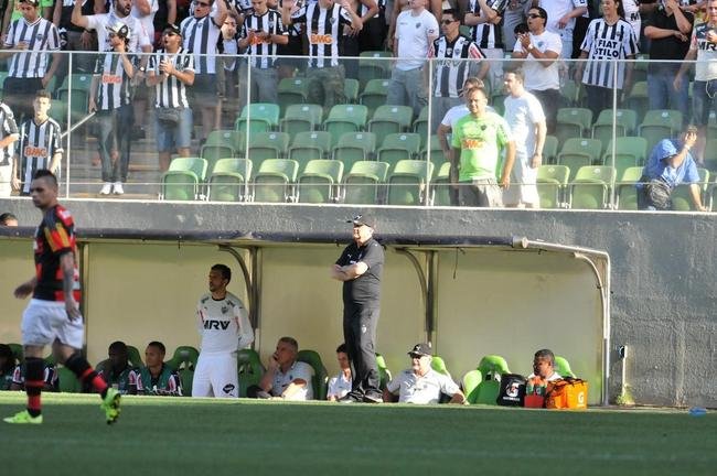 lances do primeiro tempo do jogo entre Atl�tico e Flamengo no Independ�ncia