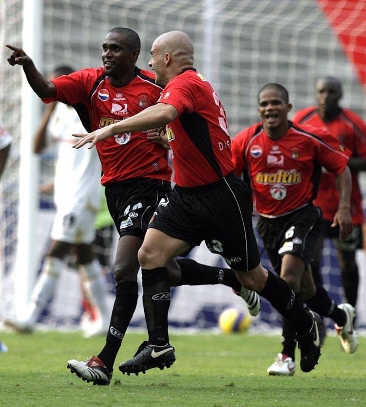 Em 2007, o Caracas-VEN passou com trs vitrias, nenhum empate e trs derrotas. O time foi eliminado nas oitavas de final.