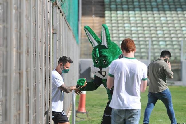 Mauro Zrate, atacante argentino de 34 anos, foi apresentado oficialmente pelo Amrica na tarde desta sexta-feira (3), no Estdio Independncia, em Belo Horizonte. Experiente, o atleta tem passagens por clubes como Fiorentina, Lazio e Inter de Milo, da Itlia, e tambm por Vlez Sarsfield e Boca Juniors, da Argentina.