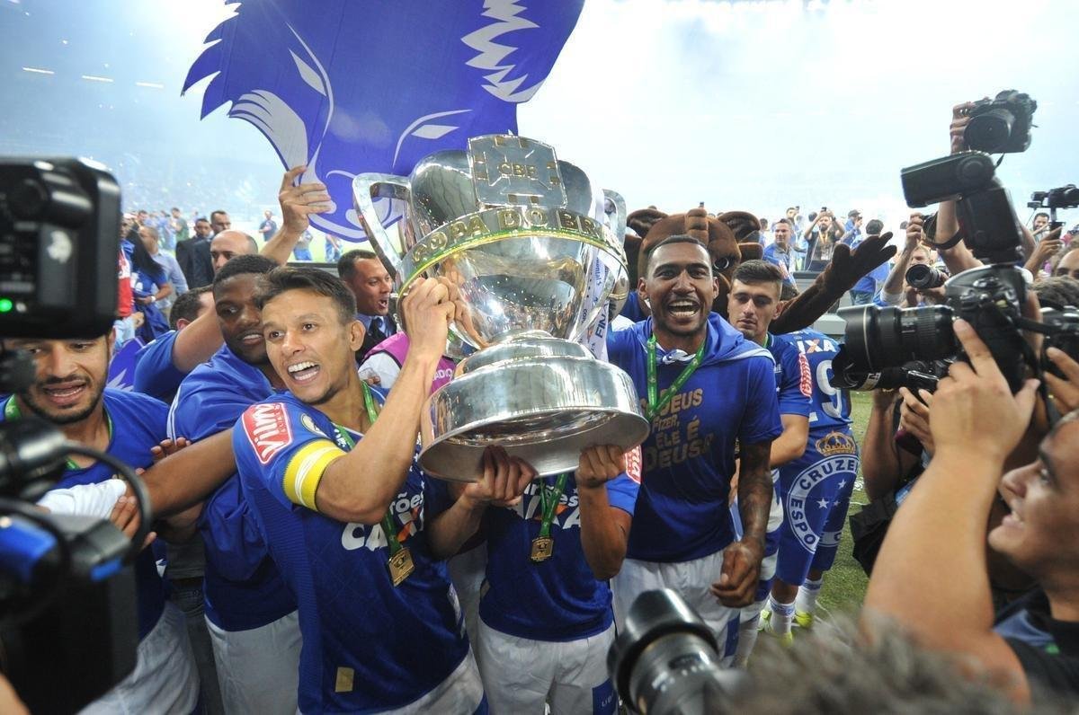 SETEMBRO: O Mineiro foi o palco do grande ttulo e do melhor momento do Cruzeiro em 2017. Depois do 1 a 1 contra o Flamengo, no Maracan, a Raposa trouxe a deciso para o Mineiro e bateu o Flamengo nos pnaltis. Fbio voltou a brilhar, pegou o pnalti de Diego, e o Cruzeiro levantou o pentacampeonato da Copa do Brasil ao lado de seu torcedor. 