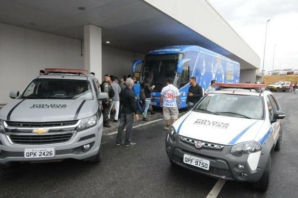 No desembarque do Cruzeiro em Confins, após o jogo contra o Ceará, técnico Rogério Ceni foi ovacionado por torcedores presentes no aeroporto. Já o meia Thiago Neves, apontado como pivô do atrito com o técnico, foi criticado. Assim como treinador, goleiro Fábio foi ovacionado pelos cruzeirenses na chegada.