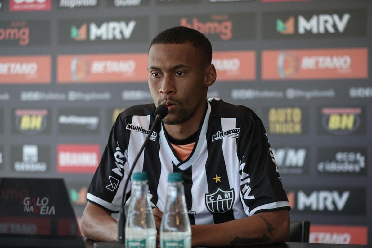 Ademir  apresentado no Atltico; veja as fotos