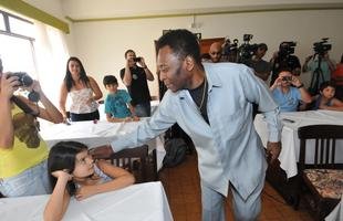 23/09/2012 - Pel� visitou a casa onde viveu em Tr�s Cora��es, chamada de Casa Pel�. Na ida � cidade natal, o Rei do futebol e seu pai, Dondinho, foram homenageados tamb�m no Parque Jo�o Ramos do Nascimento (Parque Dondinho). Evento marcou as comemora��es dos 128 anos da cidade