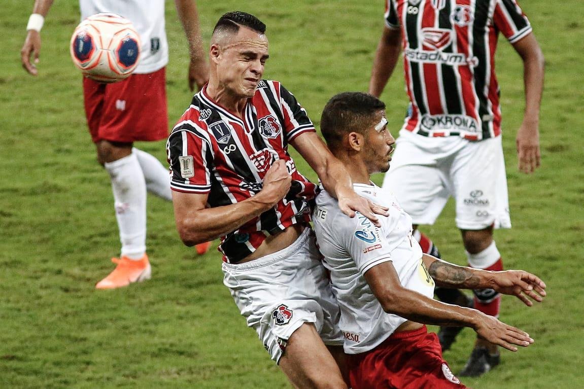 O Náutico equilibrou na segunda metade do primeiro tempo e o jogo ficou aberto para as equipes, com ambas criando boas chances. Jorge Henrique, de cabeça, teve duas oportunidades pelo Timbu. o Santa acertou uma bola na trave, com Didira, mas o placar terminou sem gols na etapa inicial.