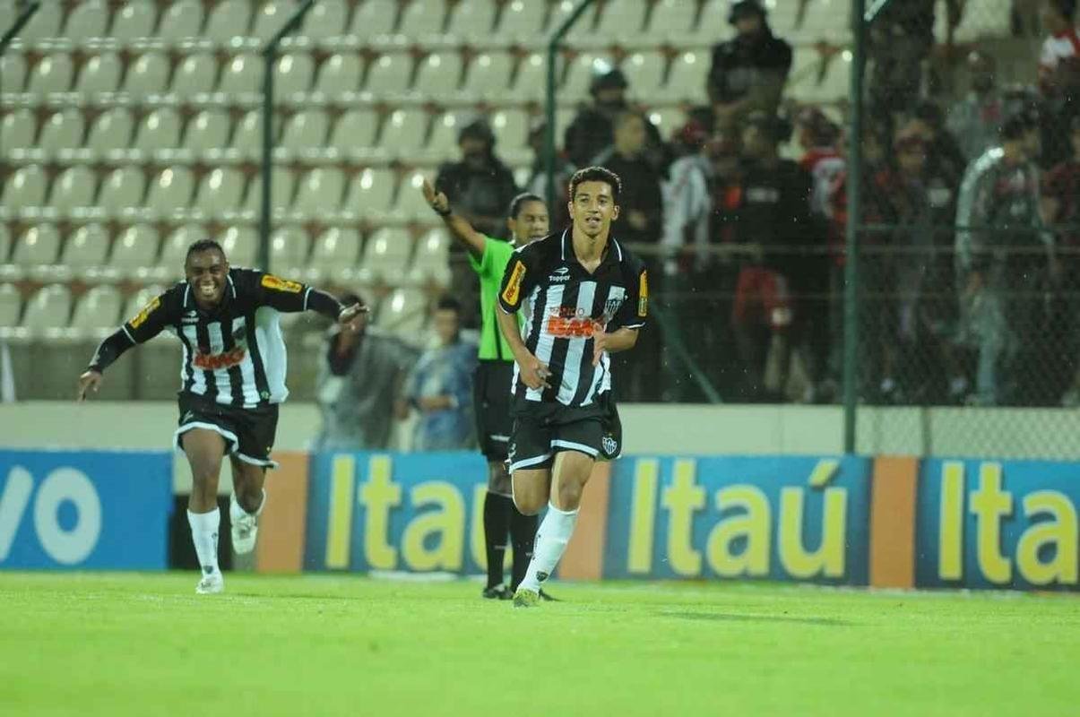 Pelo Brasileiro de 2010, na Arena do Jacar, o Atltico goleou Flamengo por 4 a 1. Os tentos foram marcados por Renan Oliveira, duas vezes, Diego Tardelli e Obina.