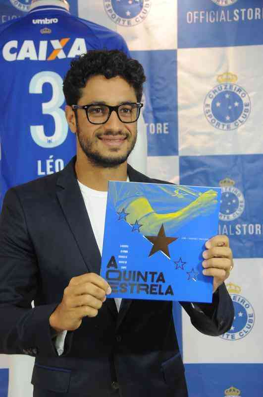 Zagueiro Leo lanou no Barro Preto o livro A Quinta Estrela, sobre o penta da Copa do Brasil