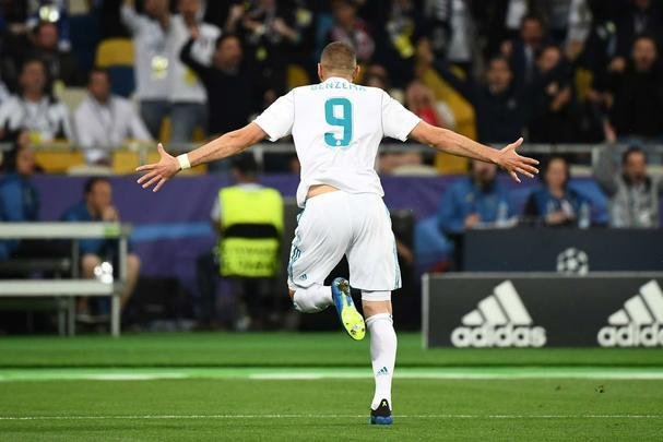 Goleiro Loris Karius, do Liverpool, vacilou na saída de bola, e Benzema, do Real, aproveitou para roubar a bola e abrir o placar na final: 1 a 0