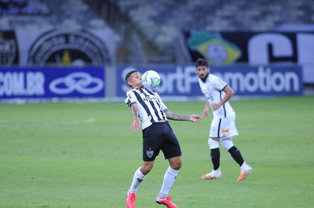 Araos marcou o segundo gol do Corinthians no Mineiro (Alexandre Guzanshe / EM DA PRESS)