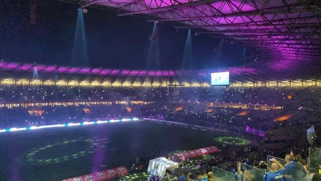 Mineiro teve show de luzes e iluminao especial antes do jogo entre Cruzeiro e Ituano pela Srie B do Campeonato Brasileiro. Estdio aderiu  campanha Outubro Rosa, de conscientizao da sociedade para a preveno do cncer de mama. Houve ainda espetculo com fogos e aes de patrocinadores do clube na esplanada para o torcedor, que festejou com o time o ttulo da Srie B do Brasileiro