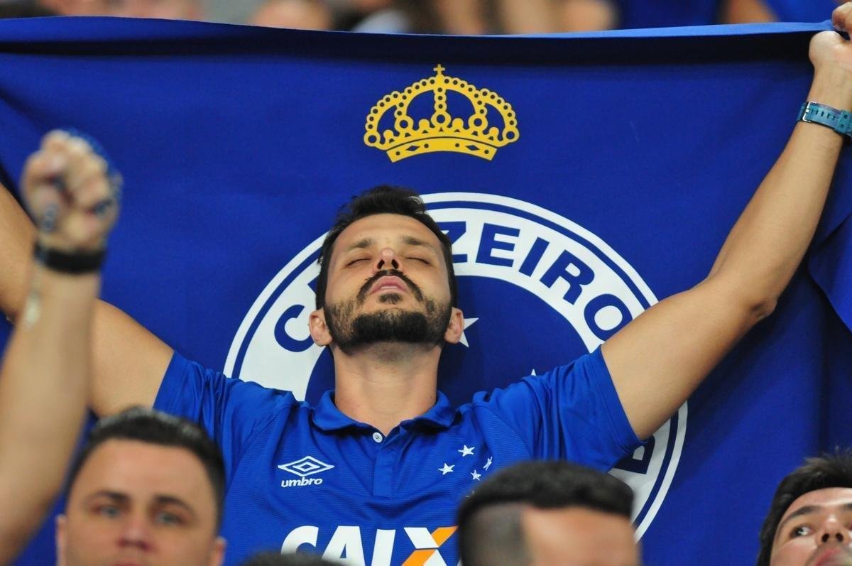 Mais de cinco mil cruzeirenses apoiaram o time no Maracan, primeiro jogo da final da Copa do Brasil