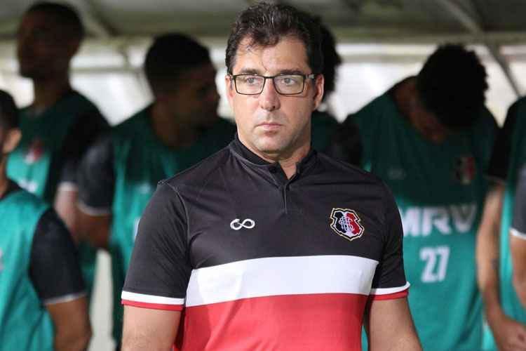 Depois do pedido de desligamento surpreendente do técnico Itamar Schülle, que alegou propostas 'muito boas' de um time da Série B, o Santa Cruz foi rápido no gatilho e anunciou Marcelo Martelotte como novo treinador. Esta será sua quarta passagem pelo clube pernambucano, cuja principal missão é conquistar o acesso à Série B depois de dois anos de insucesso na Terceirona. O treinador deve chegar à capital pernambucana nesta quarta-feira para ser anunciado e já treinar pela primeira vez com o grupo.