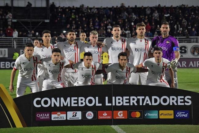 Estudiantes (classificado como lder do Grupo C)