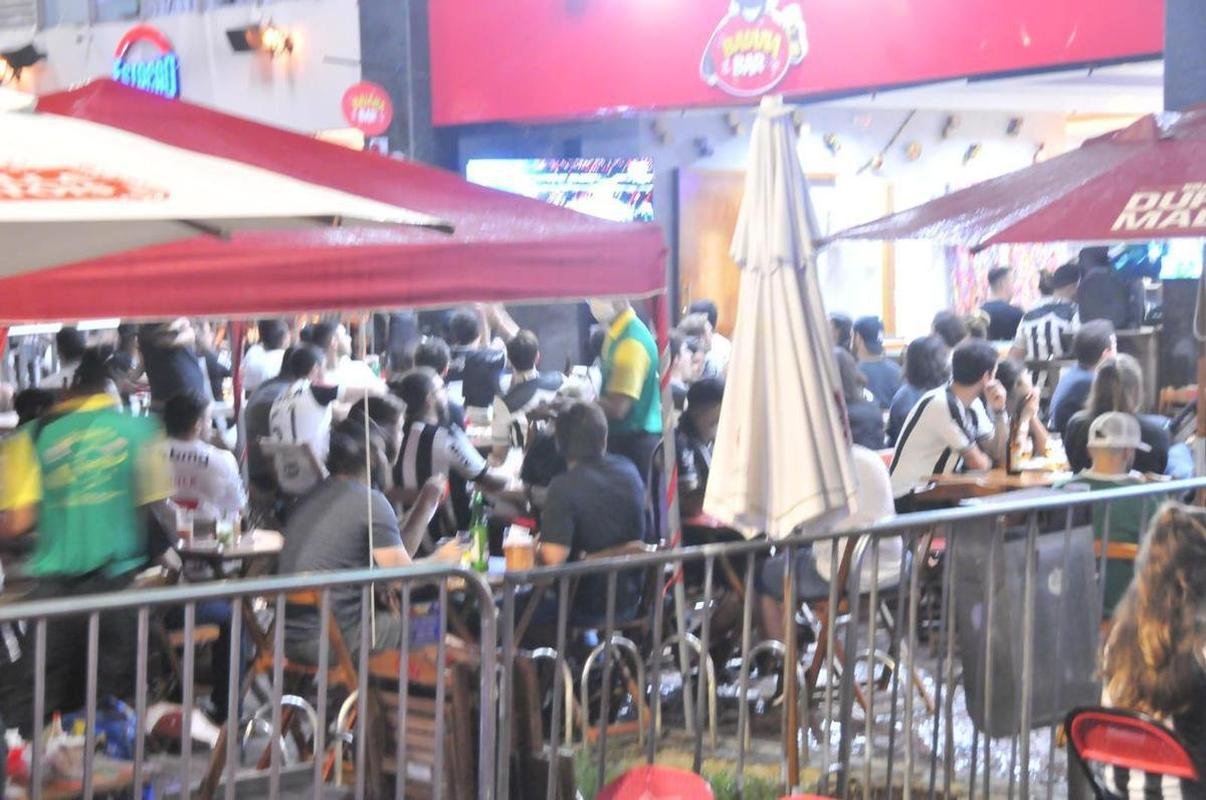 Atleticanos em bares na Savassi, em BH, durante a final da Copa do Brasil contra o Athletico-PR.