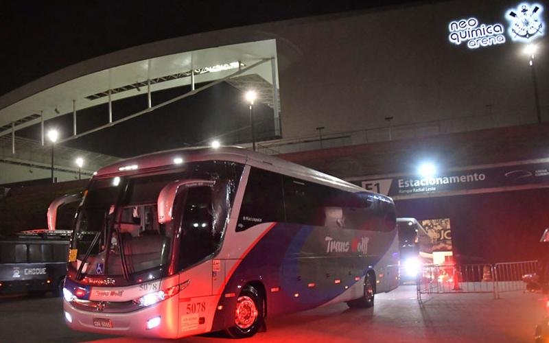 Momento em que delegação argentina deixou estádio do Corinthians, em São Paulo