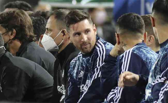 Messi iniciou o confronto contra o Uruguai no banco de reservas e ser titular contra o Brasil