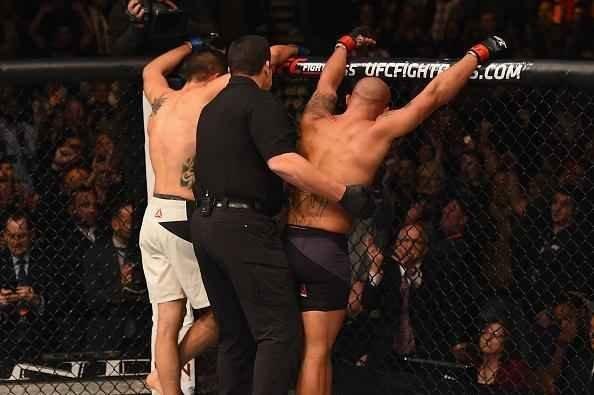 Robbie Lawler venceu Carlos Condit por decisão dividida e manteve o cinturão dos meio-médios
