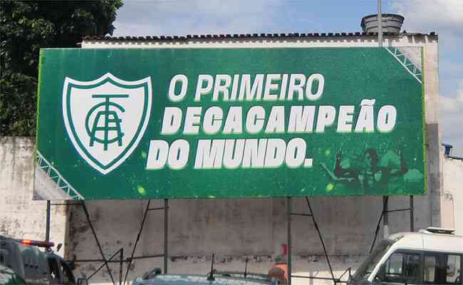 Outdoor de publicidade com jogo de futebol ao vivo