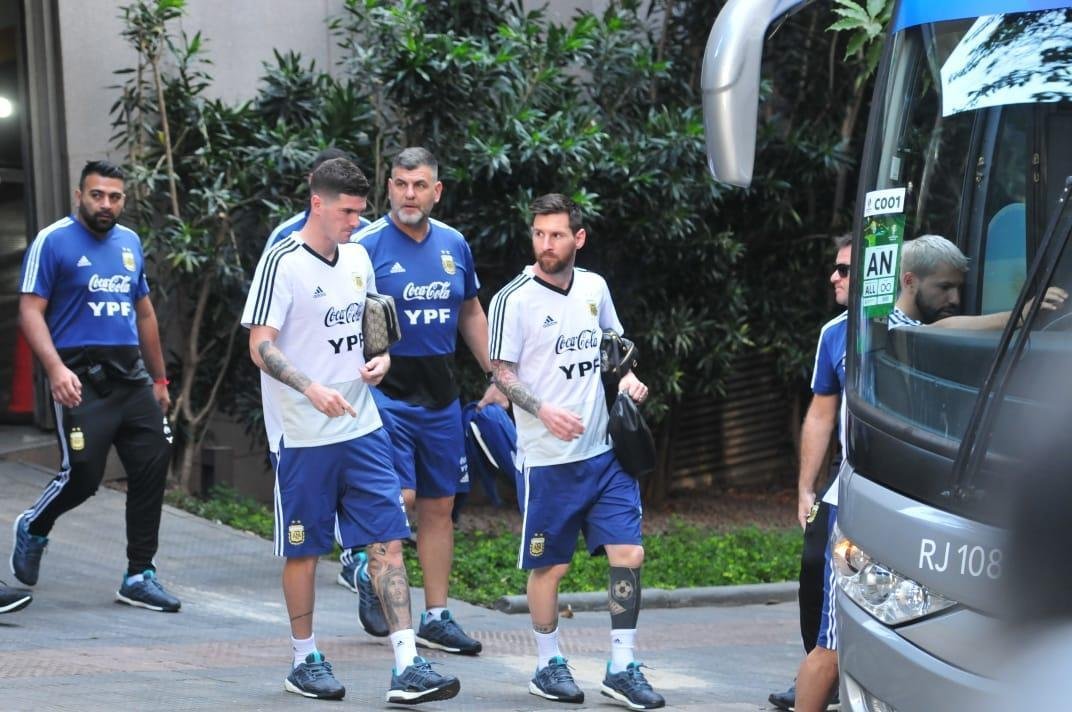 Jogadores da Argentina embarcam rumo ao treino no Independência