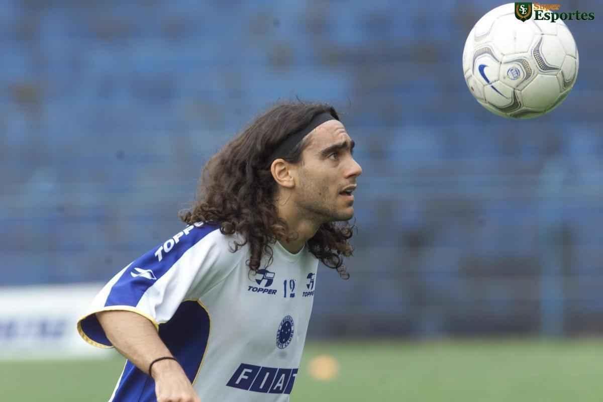 Lateral argentino Sorn em treino na Toca I em 2001, em seu segundo ano de Cruzeiro