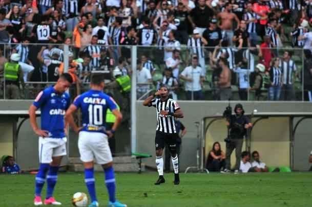 Robinho abriu o placar do clssico e colocou o Atltico em vantagem