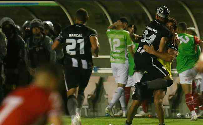 Adryelson fez o gol do Botafogo no ltimo lance do jogo