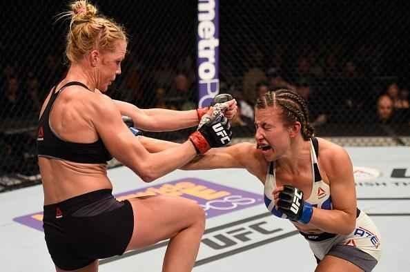 Miesha Tate finaliza Holly Holm com mata-leão, no quinto round, e conquista cinturão peso galo